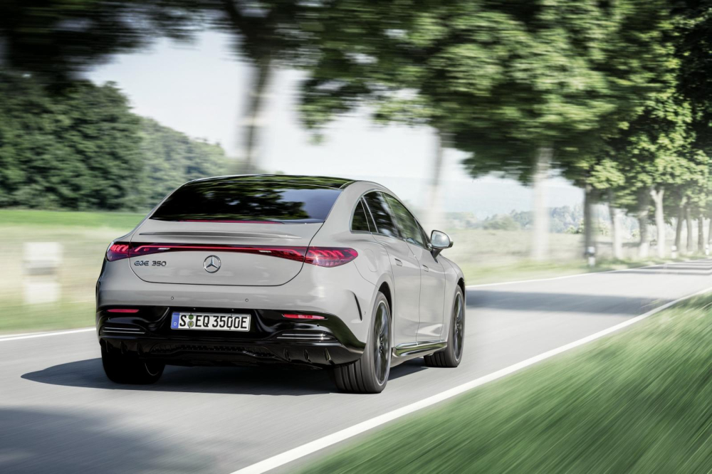 Mercedes-Benz EQE 2022 nhìn từ đằng sau
