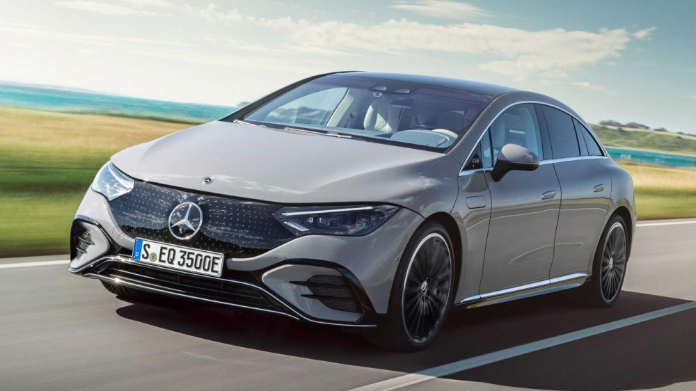 Mercedes-Benz EQE 2022 là đàn em của EQS
