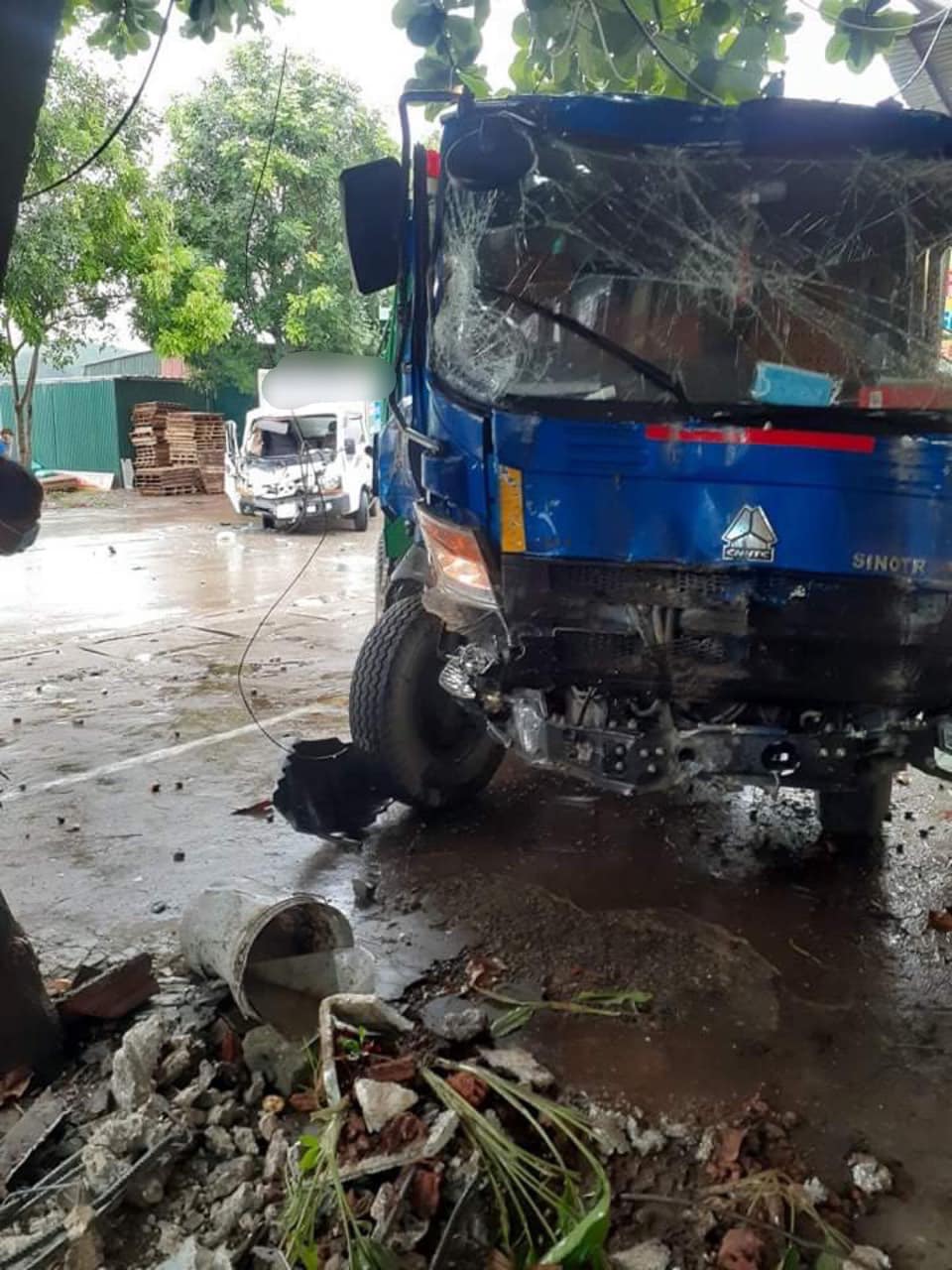 Cả hai chiếc ô tô đều bị hư hỏng phần đầu xe Cả hai chiếc ô tô đều bị hư hỏng phần đầu xe