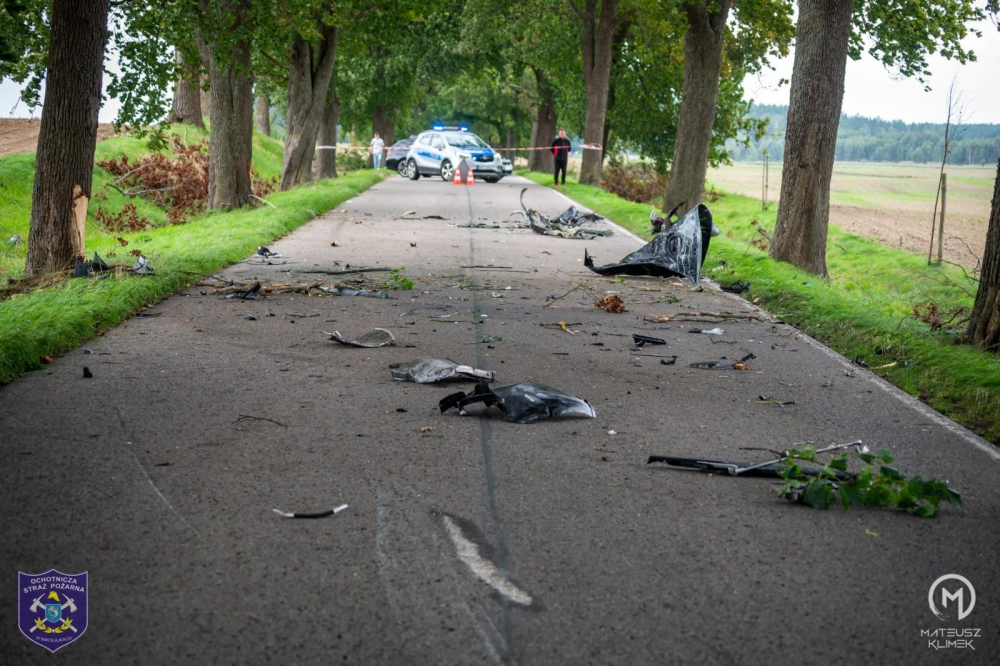 Lực lượng chức năng địa phương phong tỏa đoạn đường xảy ra tai nạn Lực lượng chức năng địa phương phong tỏa đoạn đường xảy ra tai nạn