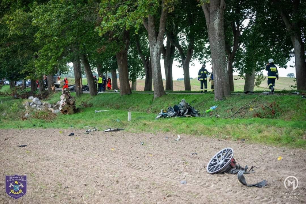 Những mảnh vỡ của chiếc Porsche 911 Carrera văng khắp nơi Những mảnh vỡ của chiếc Porsche 911 Carrera văng khắp nơi