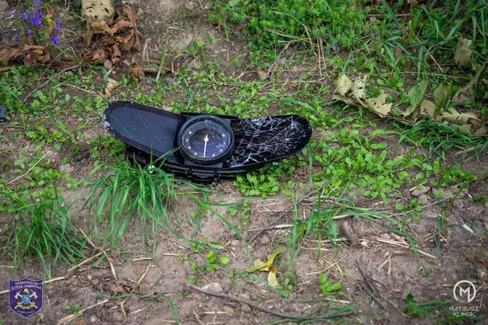 Bảng đồng hồ của chiếc Porsche 911 Carrera nằm trên cỏ Bảng đồng hồ của chiếc Porsche 911 Carrera nằm trên cỏ