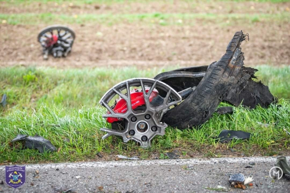 2 vành la-zăng của chiếc Porsche 911 Carrera nằm bên đường 2 vành la-zăng của chiếc Porsche 911 Carrera nằm bên đường