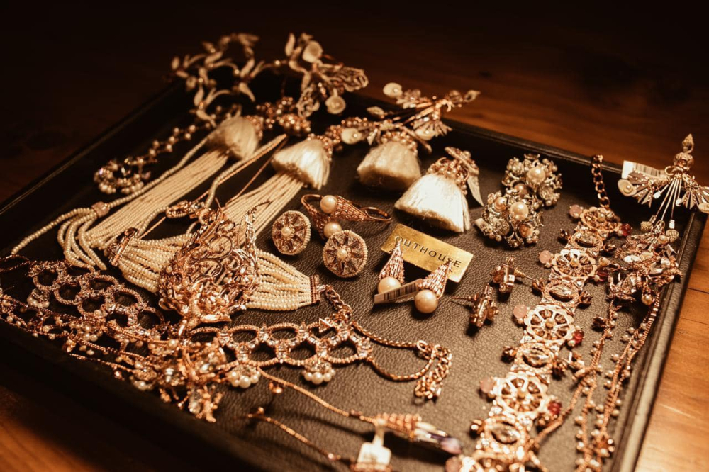 L&yacute; Nh&atilde; Kỳ rất hay chia sẻ kim cương c&ugrave;ng c&aacute;c trang sức đắt tiền l&ecirc;n mạng x&atilde; hội