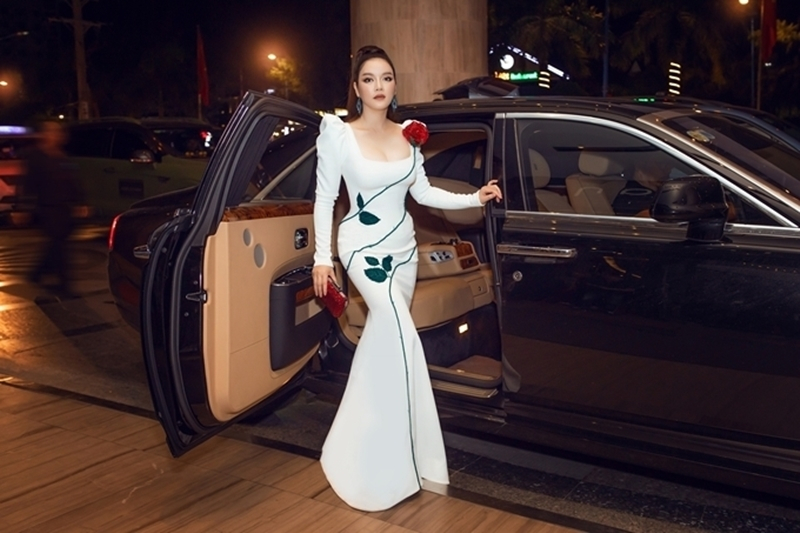 L&yacute; Nh&atilde; Kỳ di chuyển tr&ecirc;n chiếc xe si&ecirc;u sang Rolls-Royce Ghost tham dự li&ecirc;n hoan phim