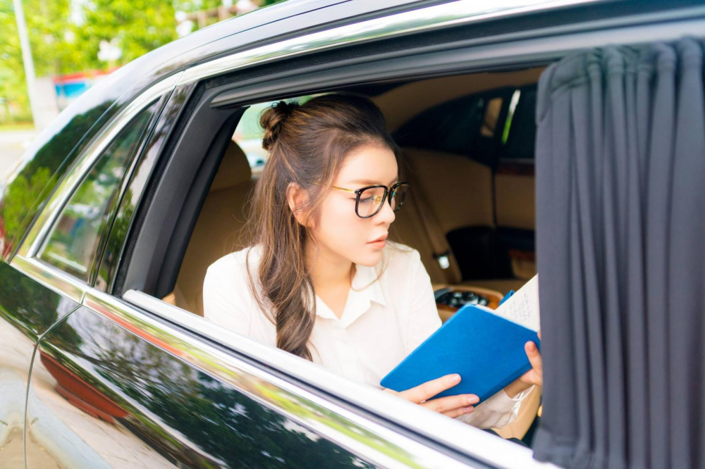 Người đẹp từng c&oacute; 1 b&agrave;i viết chia sẻ kh&aacute; d&agrave;i về xe đắt tiền Rolls-Royce Ghost v&agrave; khẳng định si&ecirc;u xe n&agrave;y ph&ugrave; hợp để gặp c&aacute;c nh&acirc;n vật VIP