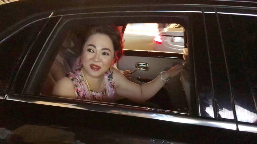 B&agrave; Nguyễn Phương Hằng di chuyển tr&ecirc;n chiếc xe si&ecirc;u sang Rolls-Royce Ghost Series II, nữ doanh nh&acirc;n n&agrave;y li&ecirc;n tục tố c&aacute;o c&aacute;c nghệ sĩ trong thời gian gần đ&acirc;y