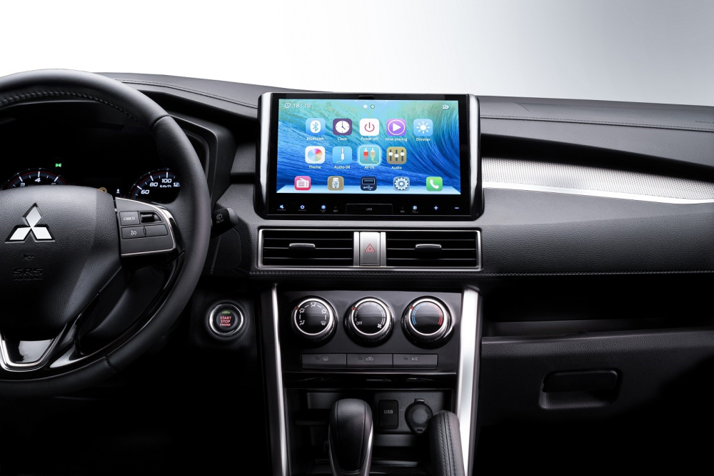 Màn hình giải trí 10 inch có kết nối Apple CarPlay/Android Auto của Mitsubishi Xpander AT đặc biệt xóa nhòa lợi thế cạnh tranh của Suzuki XL7/Ertiga.