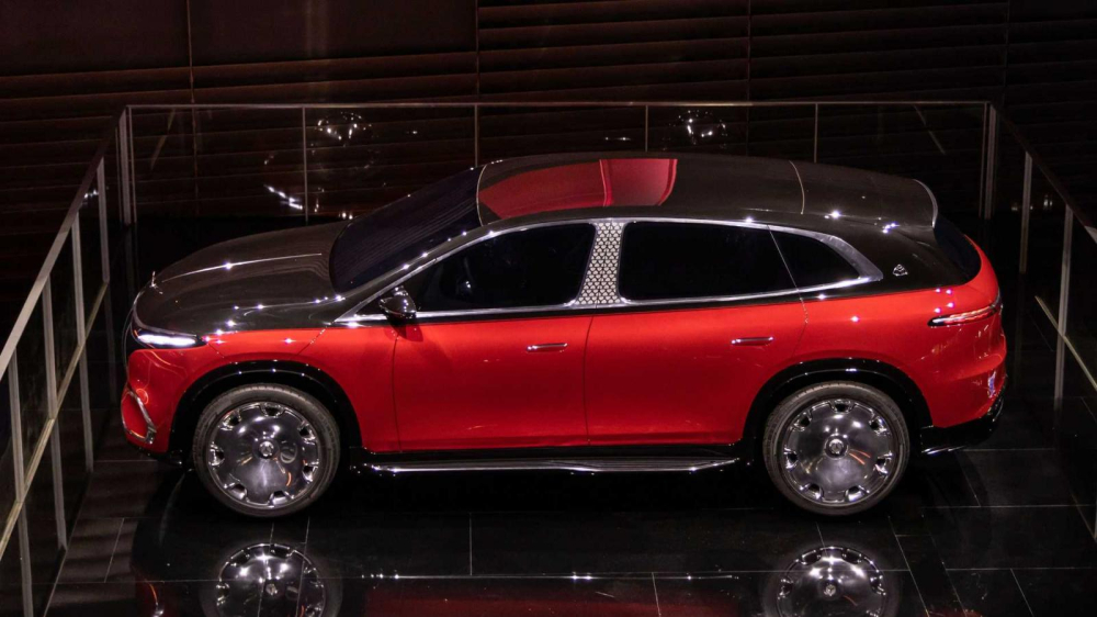 Phía bên của Mercedes-Maybach EQS