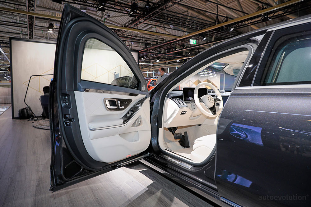 Cửa của Mercedes-Benz S680 Guard 2022 c&oacute; hệ thống cơ điện tử mới để đ&oacute;ng/mở dễ d&agrave;ng hơn