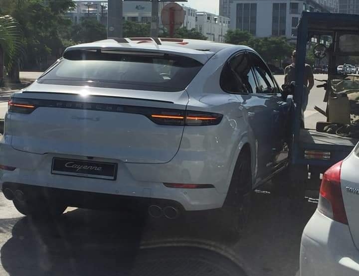 Chiếc xe Porsche Cayenne xảy ra vụ va chạm này chưa có biển số