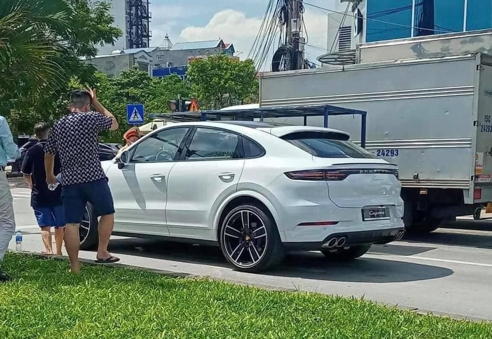 Vụ việc thu hút rất đông sự chú ý của người đi đường