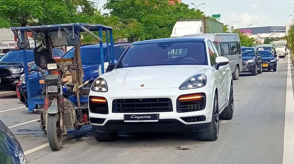 Hiện trường vụ va chạm giữa xe Porsche Cayenne và xe ba gác ở Hải Phòng vào trưa qua