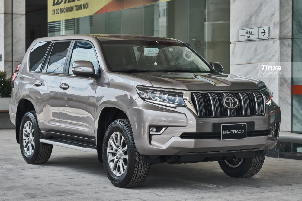 Toyota Land Cruiser Prado hiện đang có giá bán lẻ đề xuất là 2,379 tỷ đồng.