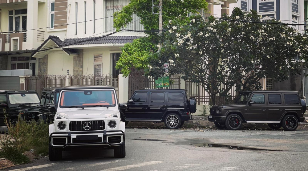 Dàn xe Mercedes-AMG G63 đỗ cùng nhau tại huyện Bình Chánh