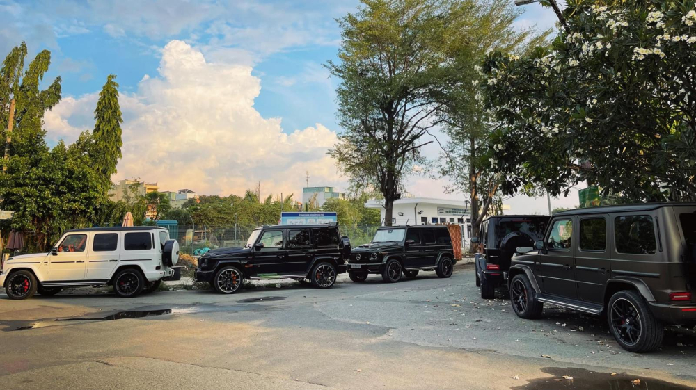 Có 5 chiếc xe Mercedes-AMG G63 xuất hiện, mỗi xe đều có màu sơn hay trang bị rất lạ mắt