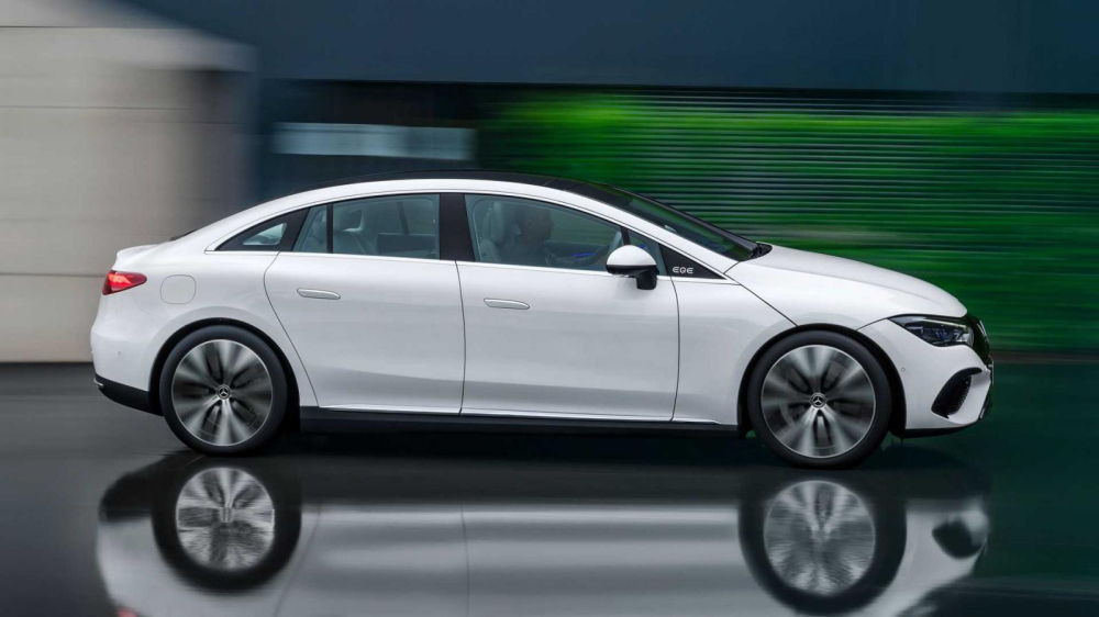 Mẫu &ocirc; t&ocirc; điện Mercedes-Benz EQE sở hữu thiết kế kh&ocirc;ng giống sedan truyền thống