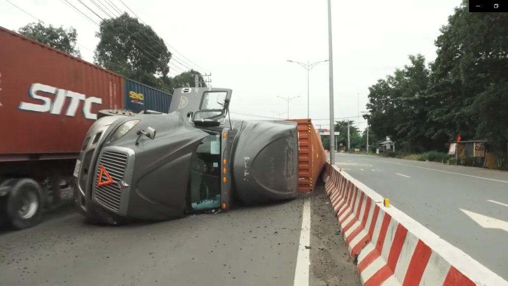 Chiếc xe container bị hư hỏng sau vụ tai nạn Chiếc xe container bị hư hỏng sau vụ tai nạn