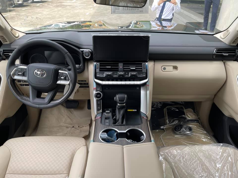 Nội thất bên trong Toyota Land Cruiser 2022 tại Việt Nam