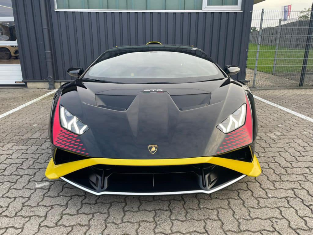 Đây là chiếc siêu xe Lamborghini Huracan STO được Minh Nhựa hỏi thăm mua với mức giá 19 tỷ đồng