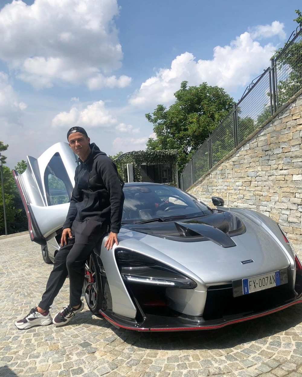 CR7 với McLaren Senna chỉ sản xuất 500 chiếc