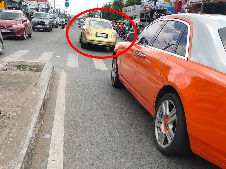 Chiếc xe Bentley Mulsanne EWB này có giá lăn bánh gần 50 tỷ đồng, đây cũng là số tiền nữ doanh nhân hứa cho 1 trong 4 nghệ sĩ bị mình réo tên nếu chịu tung sao kê