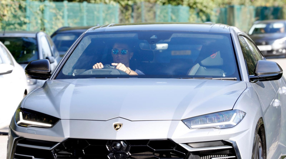 Cristiano Ronaldo cầm lái Lamborghini Urus dạo phố ở Manchester