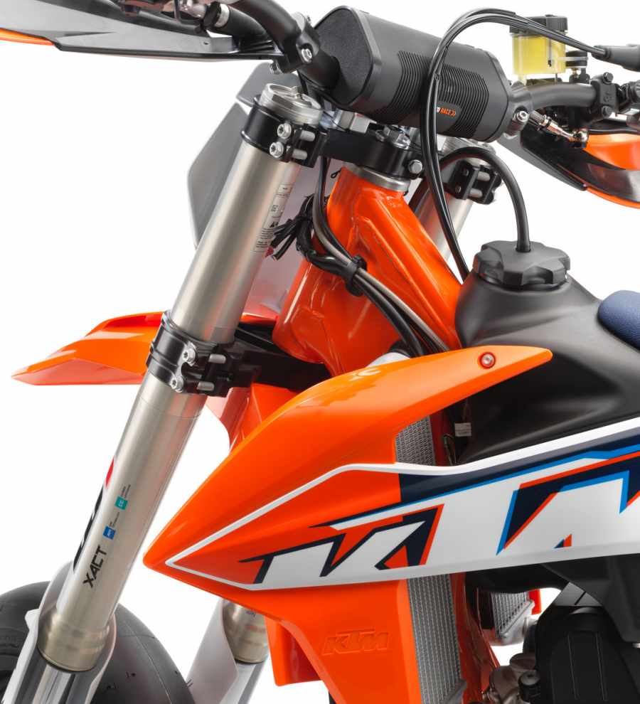 Thiết kế tem mới và bộ sơn phủ khung mượt mà trên KTM 450 SMR 2022