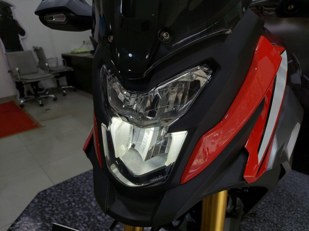 Dàn đèn to bản phân tầng được thừa hưởng từ Honda Hornet 2.0 trên CB200X