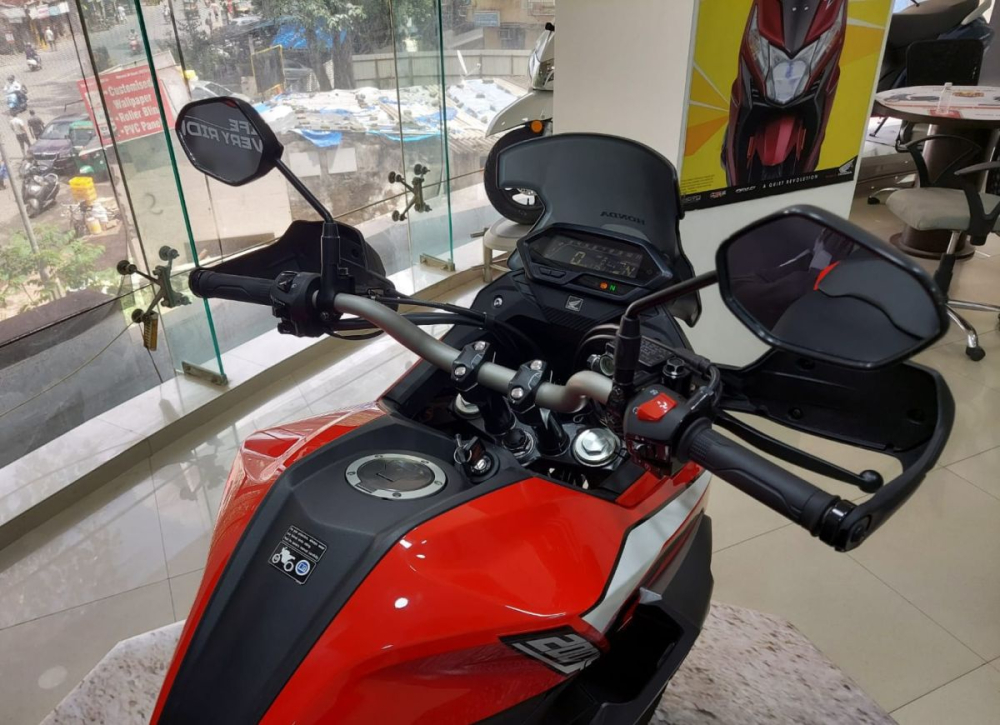 Trang bị đồng hồ cơ bản và tay lái cao, chắn tay có sẵn trên Honda CB200X 2022