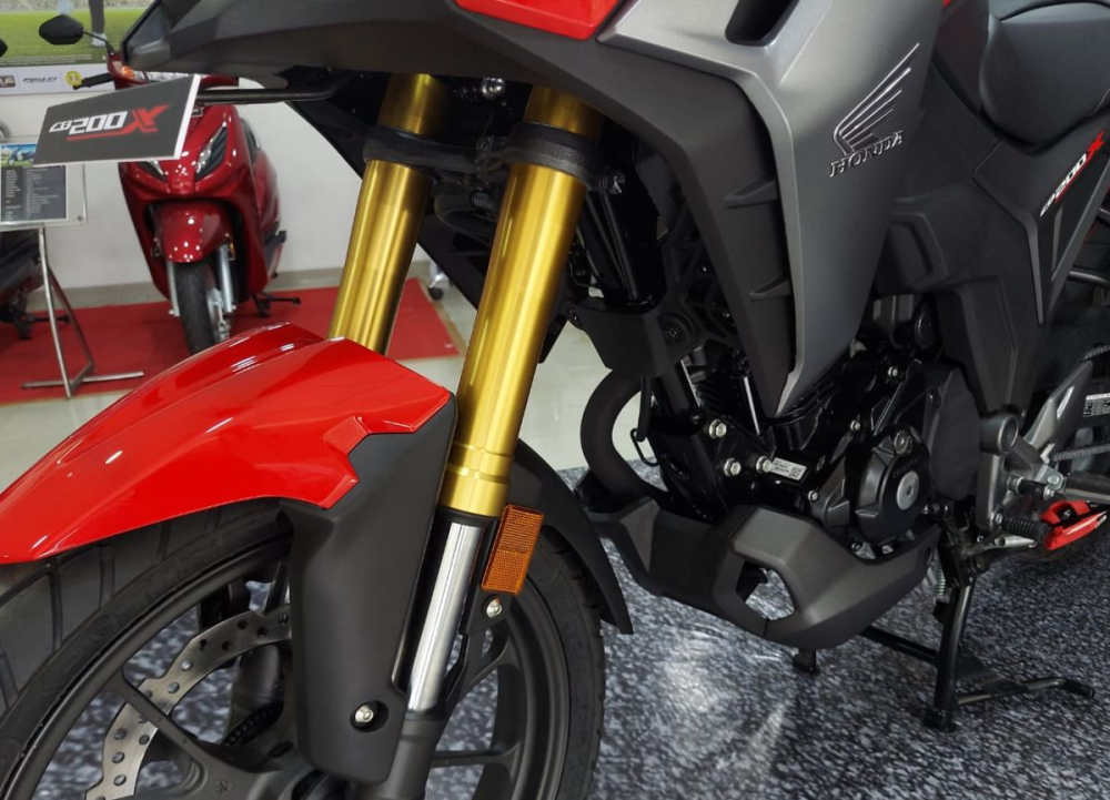 Dàn chân hoành tráng với phuộc ngược USD trên Honda CB200X 2022