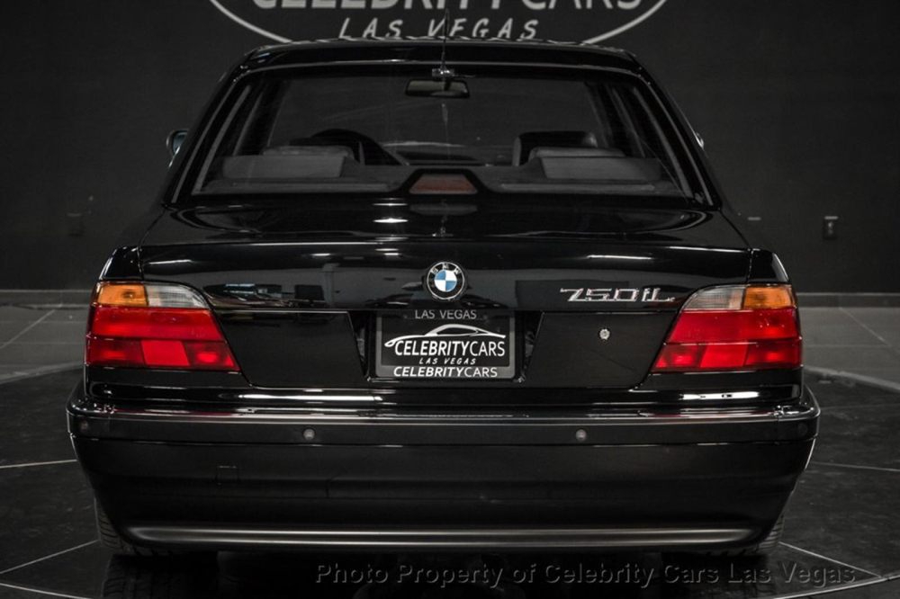 Chiếc BMW 7-Series này đã được sơn mới Chiếc BMW 7-Series này đã được sơn mới