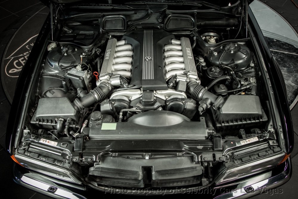 Chiếc BMW 7-Series được trang bị động cơ xăng V12 Chiếc BMW 7-Series được trang bị động cơ xăng V12