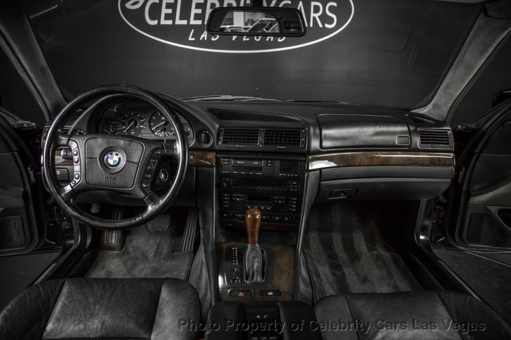 Nội thất bọc da màu đen của chiếc BMW 750iL Nội thất bọc da màu đen của chiếc BMW 750iL