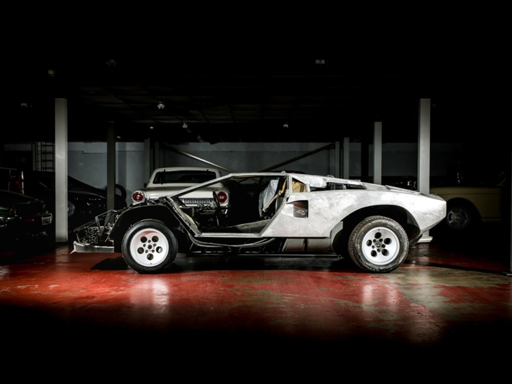 Trong 13 năm, chiếc Lamborghini Countach LP 5000 S không hề được lắp lại mà nằm yên trong garage Trong 13 năm, chiếc Lamborghini Countach LP 5000 S không hề được lắp lại mà nằm yên trong garage