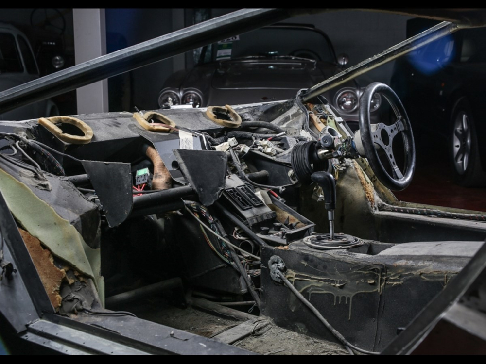 Nội thất của chiếc Lamborghini Countach LP 5000 S cũng bị tháo tung Nội thất của chiếc Lamborghini Countach LP 5000 S cũng bị tháo tung
