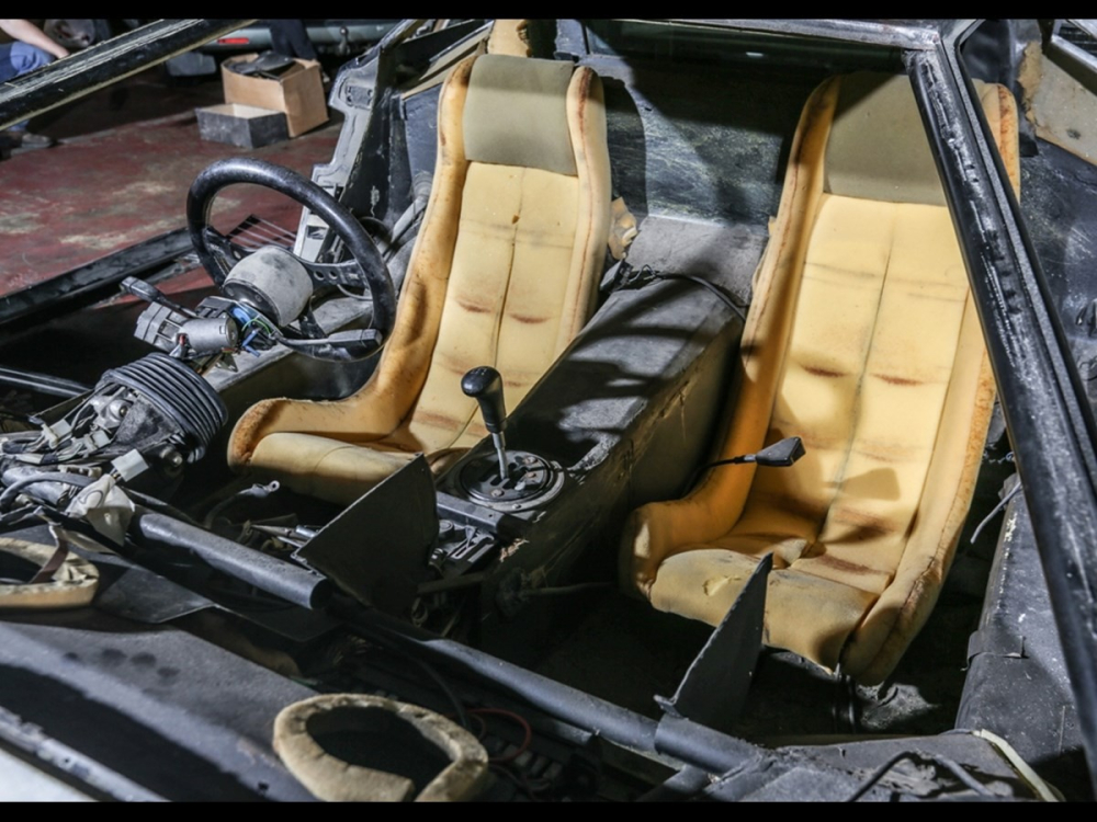 Ban đầu, chiếc Lamborghini Countach LP 5000 S này được trang bị nội thất màu đen Ban đầu, chiếc Lamborghini Countach LP 5000 S này được trang bị nội thất màu đen
