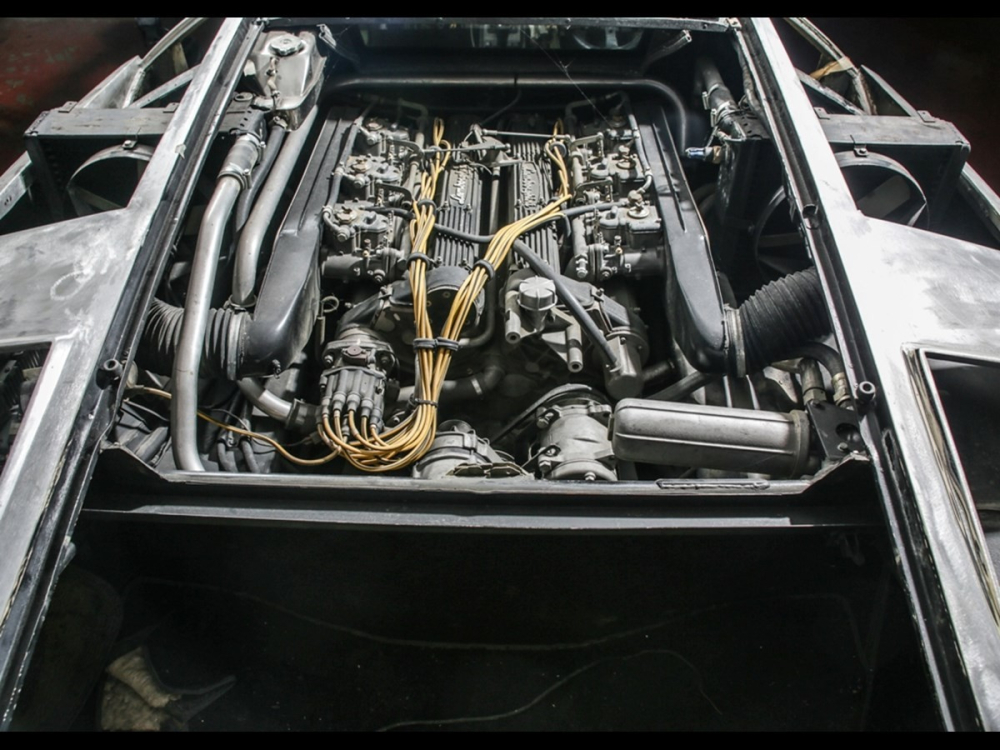 Chiếc Lamborghini Countach LP 5000 S từng được đại tu phần động cơ Chiếc Lamborghini Countach LP 5000 S từng được đại tu phần động cơ