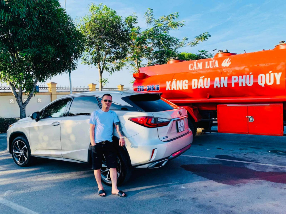 &Ocirc;ng Th&aacute;i chụp ảnh c&ugrave;ng Lexus RX350