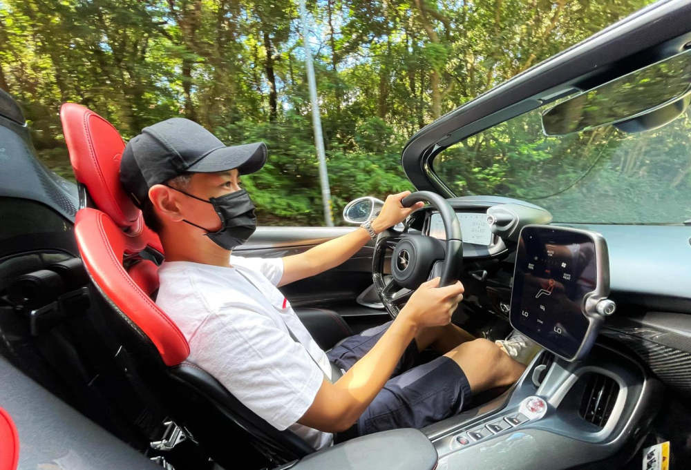 Bức ảnh này khiến dân mạng đẩy thuyền để Lâm Chí Dĩnh tậu McLaren Elva