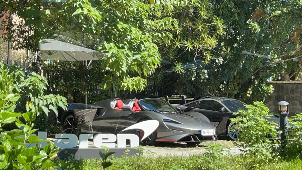 Chiếc xe McLaren Elva này đã được trang bị kính chắn gió