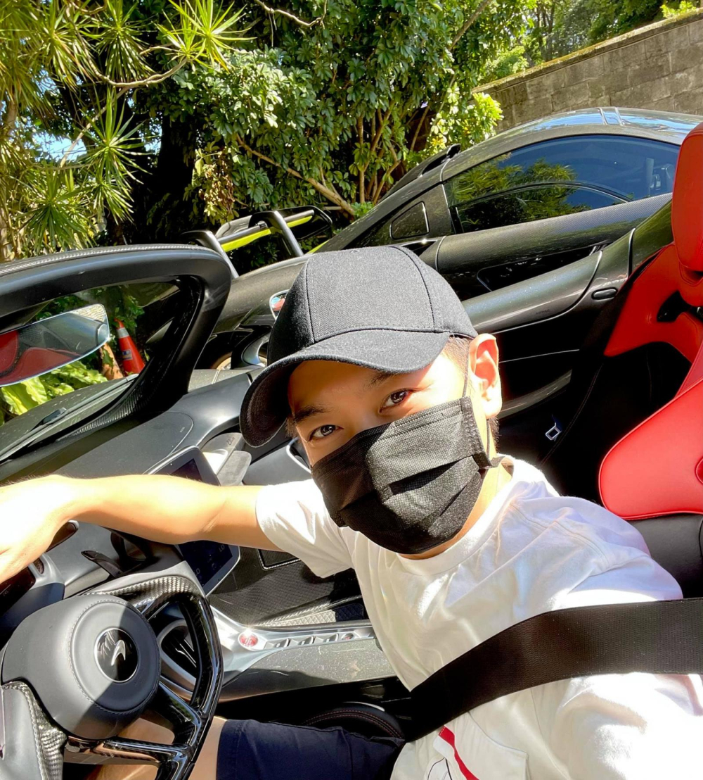 Đoàn Dự chụp ảnh tự sướng trong lúc chờ lái xe McLaren Elva