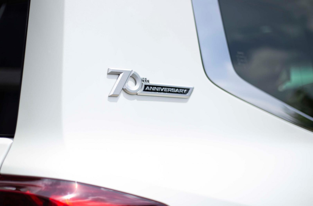 Cận cảnh chi tiết l&agrave;m n&ecirc;n sự kh&aacute;c biệt ở ngoại thất của xe Toyota Land Cruiser 2022 70th Anniversary