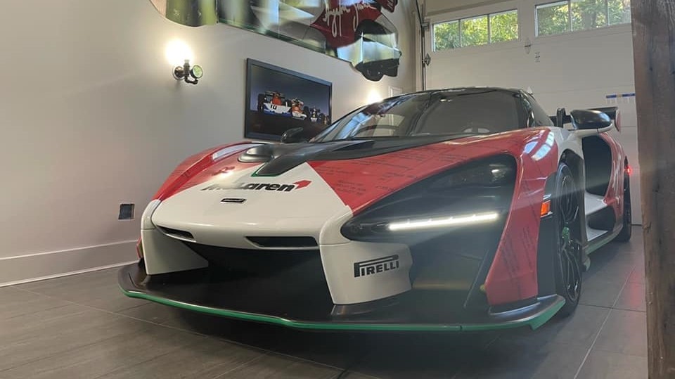 C&ograve;n đ&acirc;y l&agrave; bộ &aacute;o của xe McLaren Senna đang tr&ecirc;n đường về Việt Nam