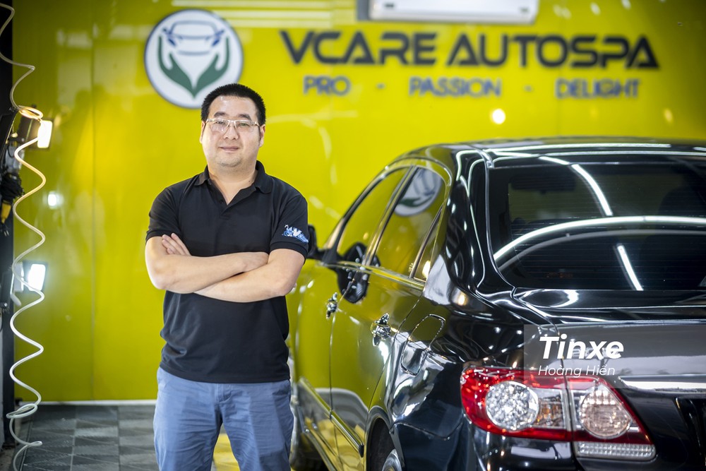 Anh Võ Hoài Nam - phụ trách Vcare Autospa - người có nhiều năm kinh nghiệm trong việc chăm sóc, bảo dưỡng nội thất xe ô tô.