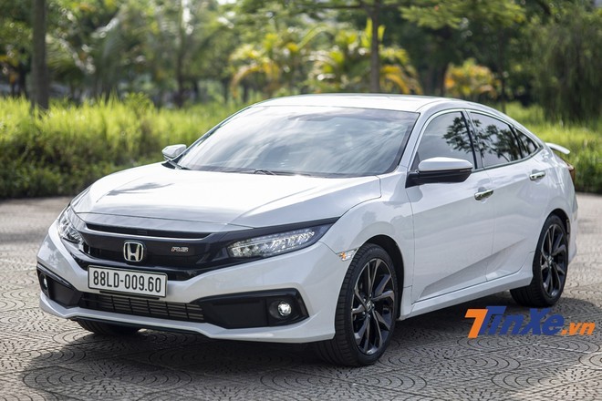 Honda Civic hiện đang được ph&acirc;n phối với 3 phi&ecirc;n bản c&ugrave;ng gi&aacute; ni&ecirc;m yết khởi điểm từ 729 triệu v&agrave; cao nhất l&ecirc;n tới 929 triệu đồng.