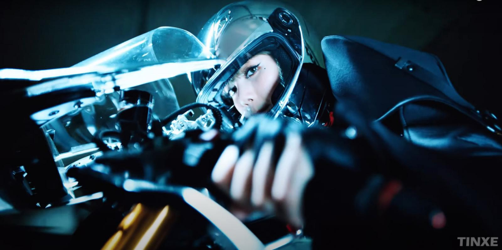 Lisa (Blackpink) xuất hiện bên Ducati Panigale V4 S Lisa (Blackpink) xuất hiện bên Ducati Panigale V4 S