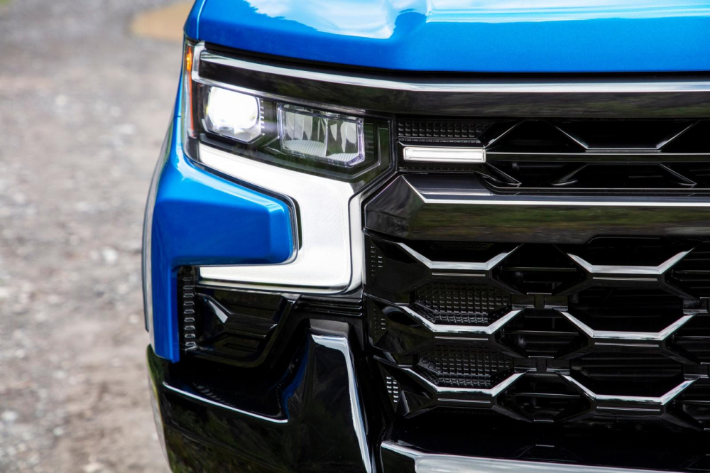 Đ&egrave;n LED nhỏ tr&ecirc;n lưới tản nhiệt của Chevrolet Silverado ZR2 2022