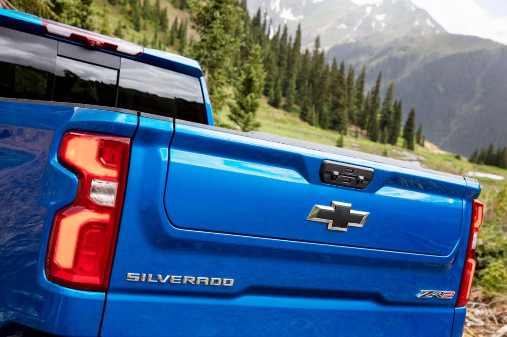 Chevrolet Silverado ZR2 2022 l&eacute;p vế so với c&aacute;c đối thủ về mặt sức mạnh động cơ