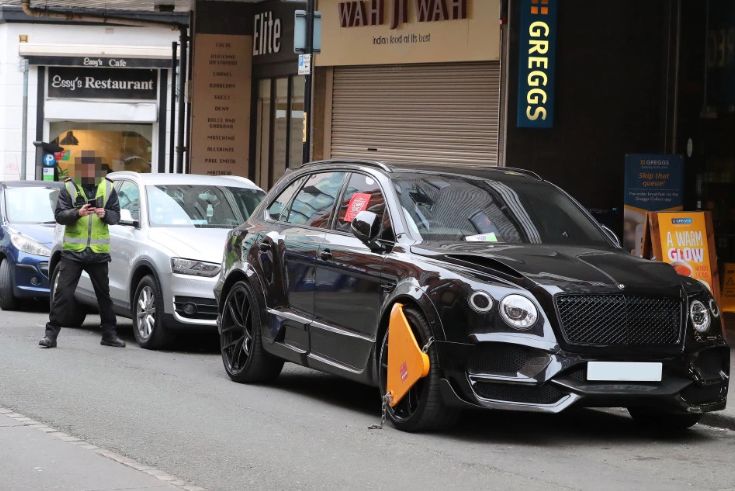 Chiếc Bentley Bentayga của Mahrez bị khóa bánh vì chưa đóng thuế